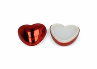 Lippenbalsam in metallischer Herzformdose